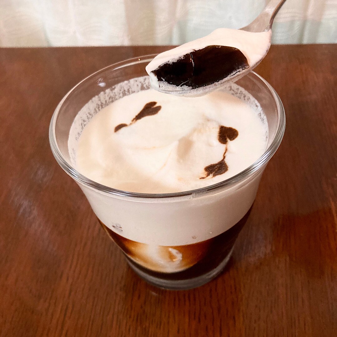 コーヒーゼリーをスプーンですくう