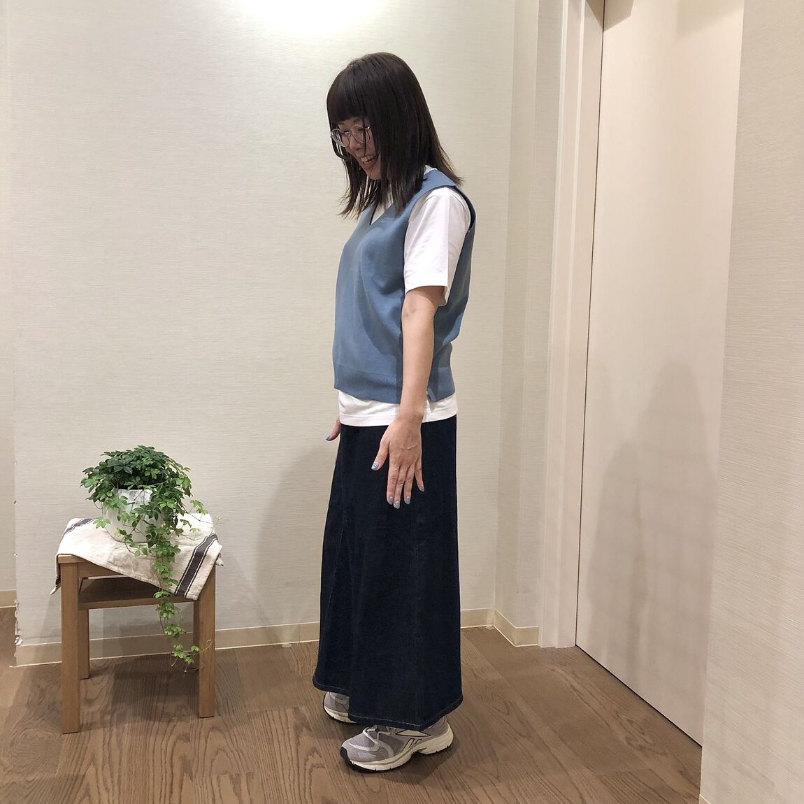 ベストとロングスカートを着用した女性