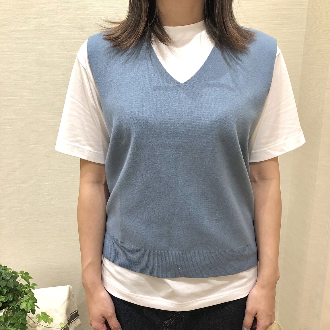 ベストとロングスカートを着用した女性