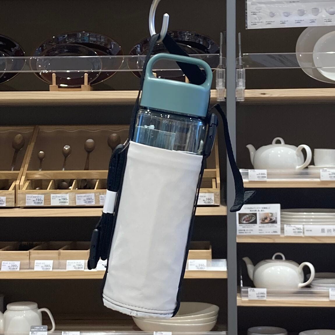 【知多】新商品のご紹介 | 持ち運びやすい目盛り付き ドリンクボトル スモーキーグリーン