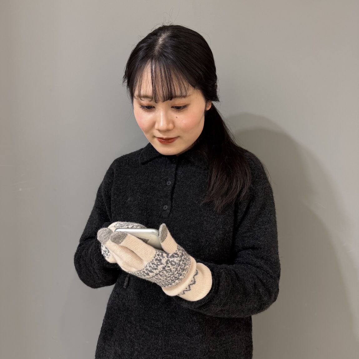 スマートフォン触っている写真