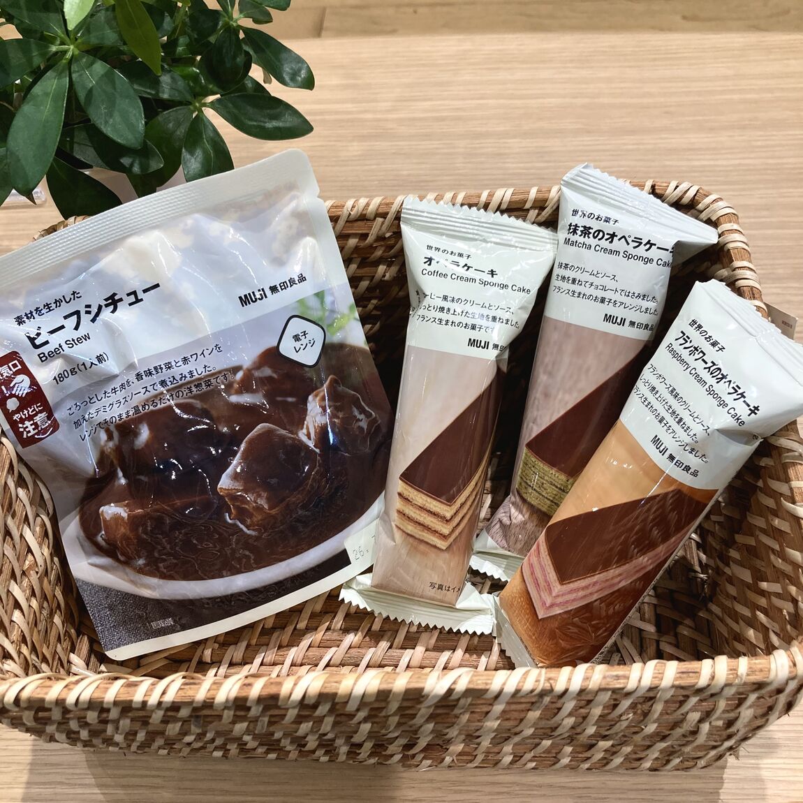 【燕】『素材を生かした　ビーフシチュー』『世界のお菓子　オペラケーキ 3種』