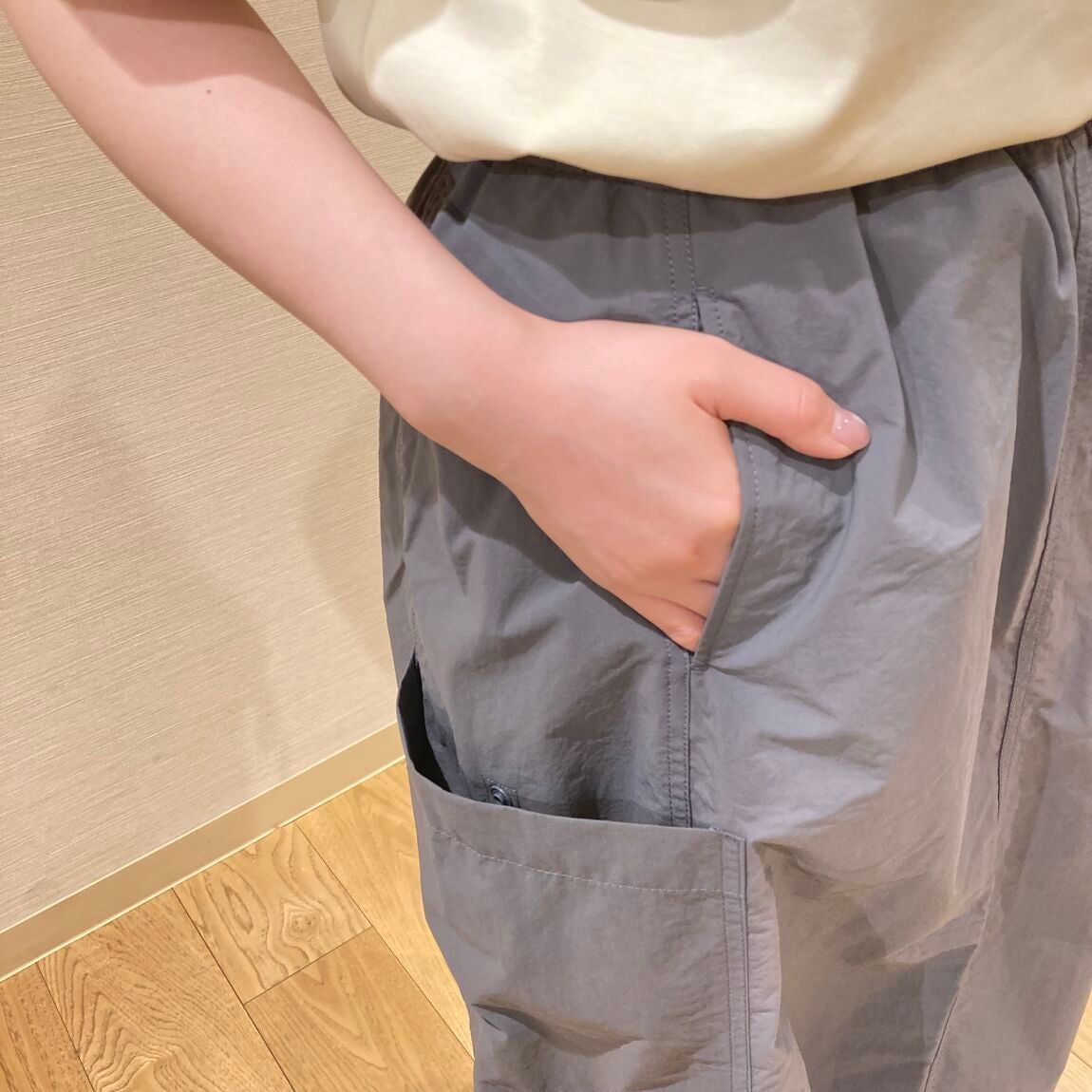 スタッフスナップ(婦人　スカートのポケットに手を入れている姿)