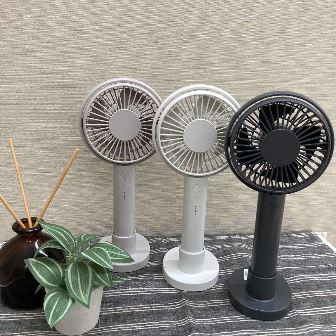 角度が変えられる充電式ハンディファン