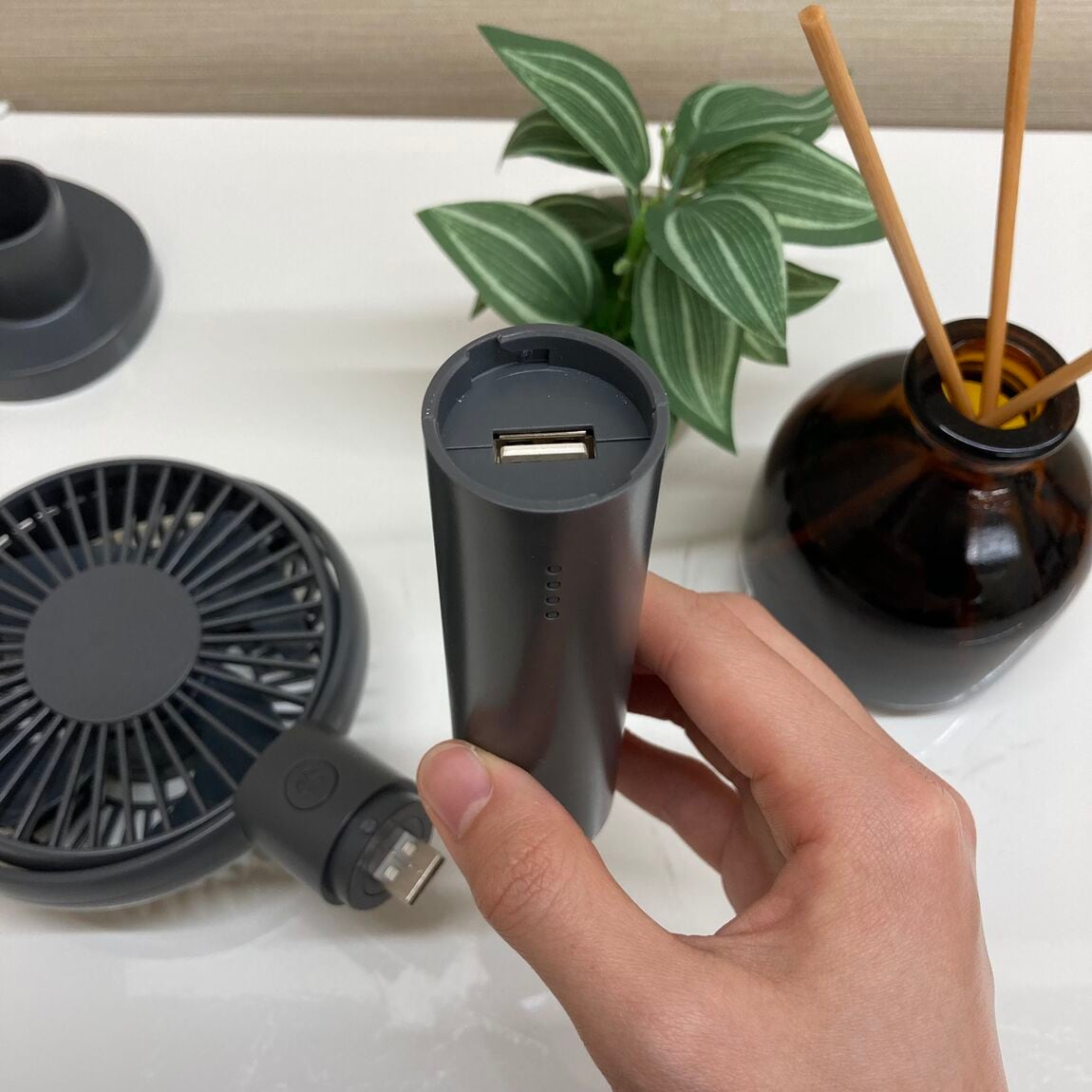 角度が変えられる充電式ハンディファン