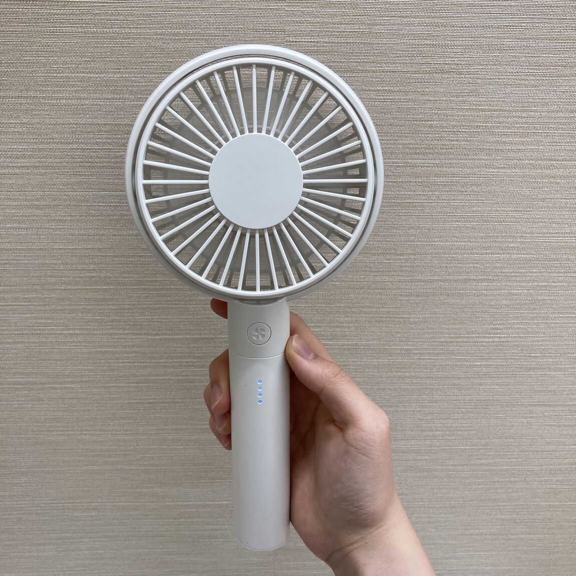角度が変えられる充電式ハンディファン