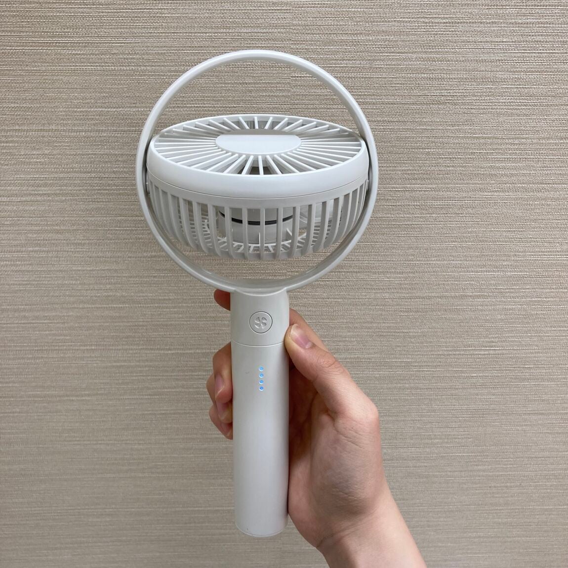 角度が変えられる充電式ハンディファン