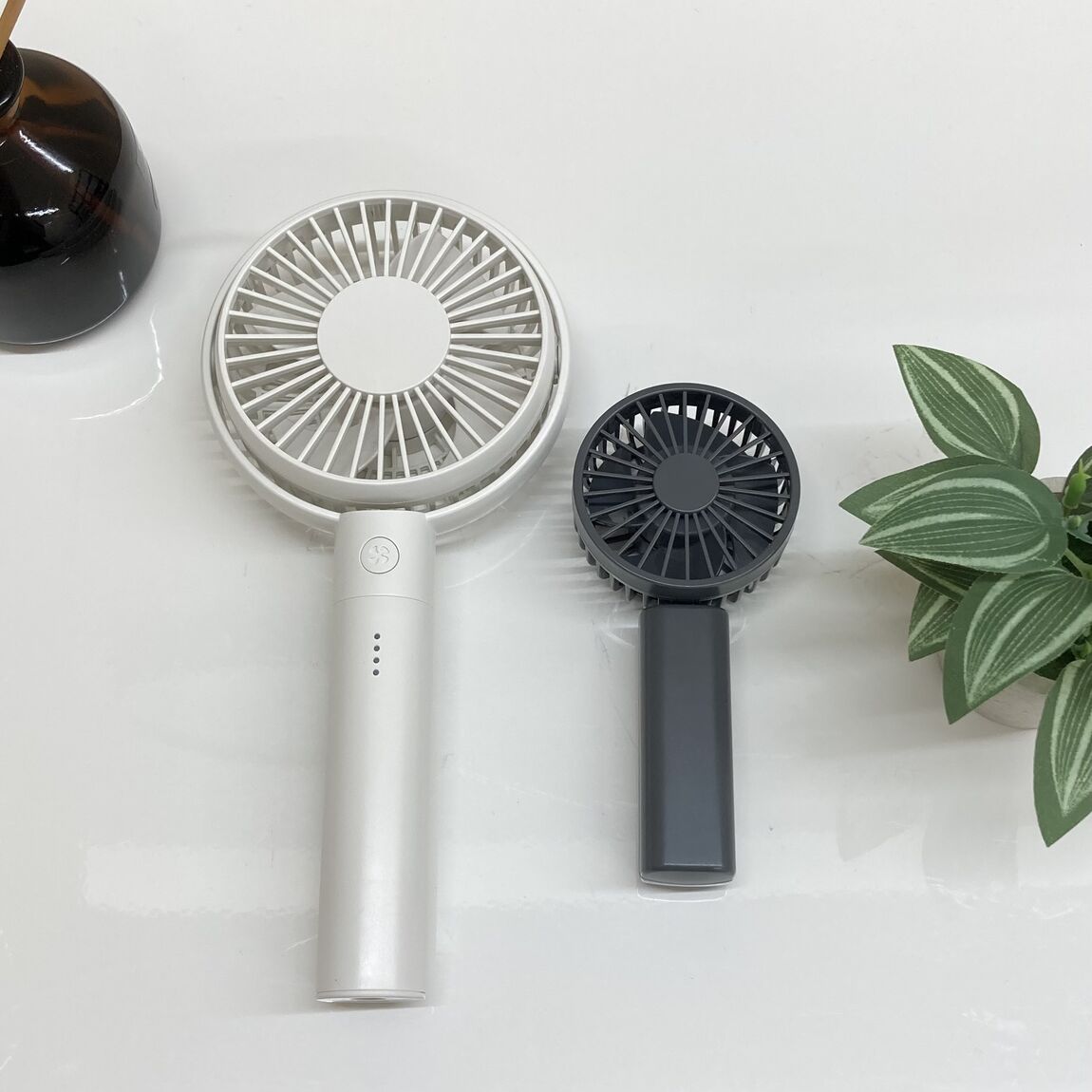 角度が変えられる充電式ハンディファン