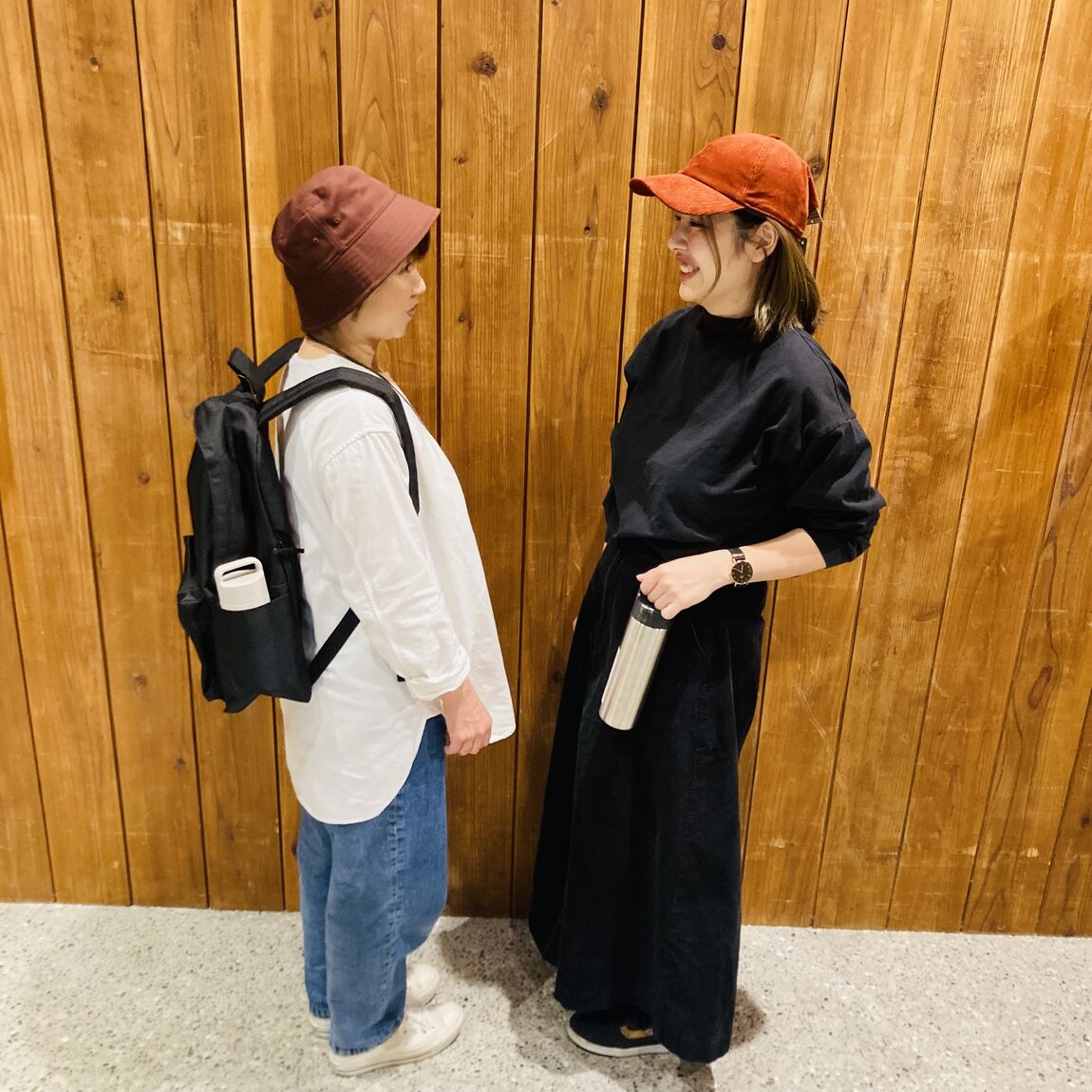 スタッフ2人が笑いあってる