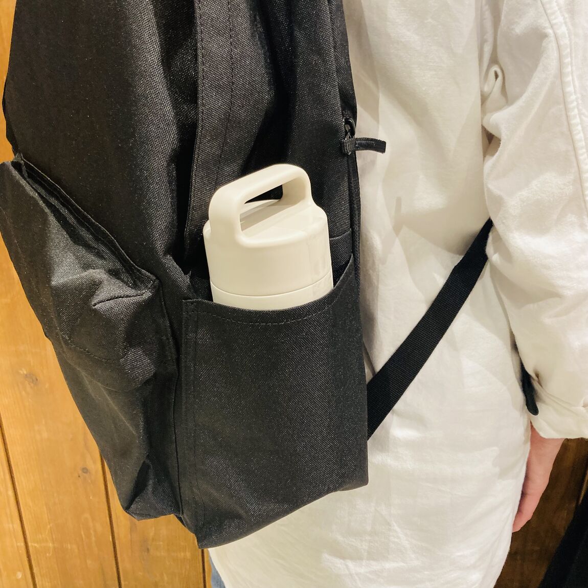 リュックのポケットに水筒が入ってる