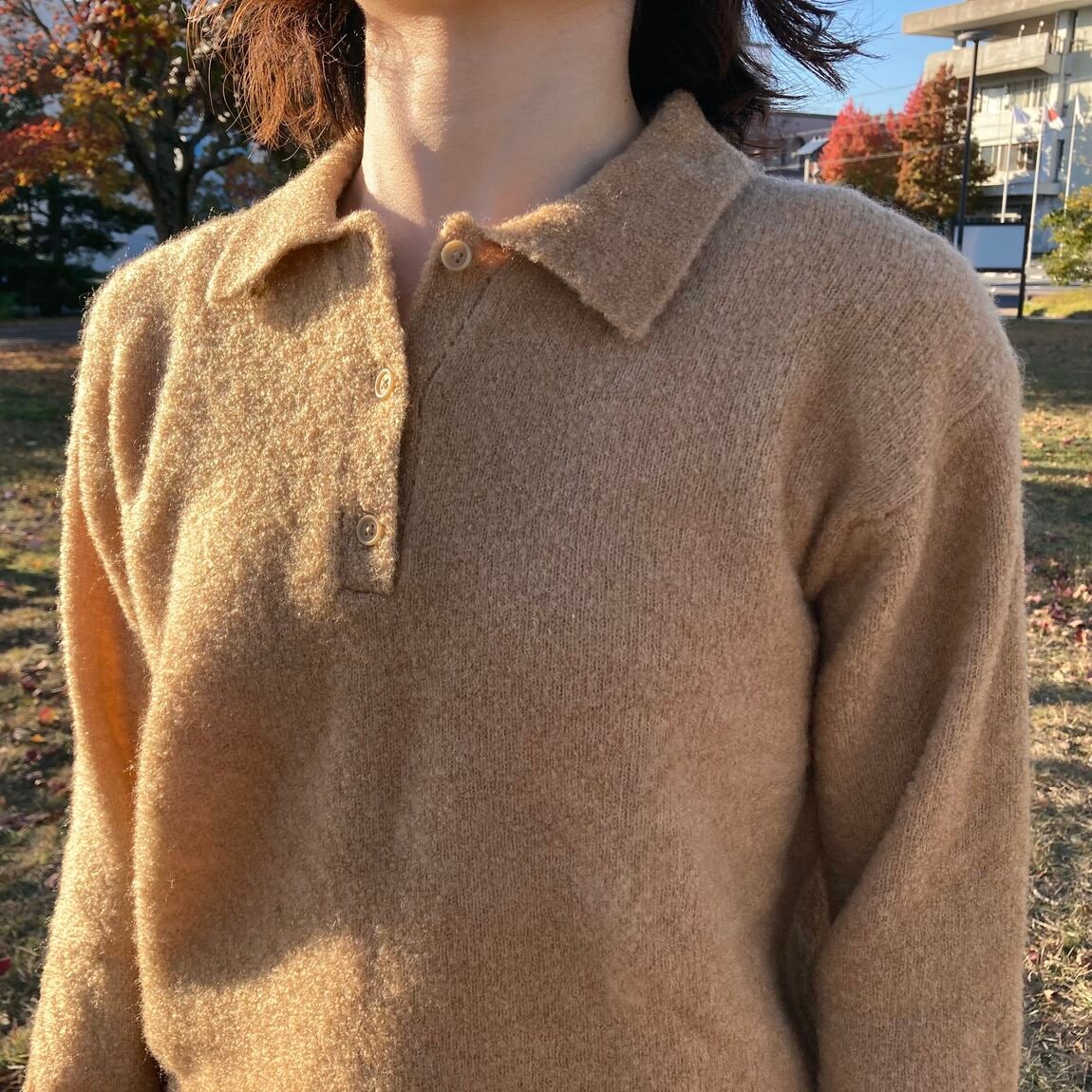 首元が写っている