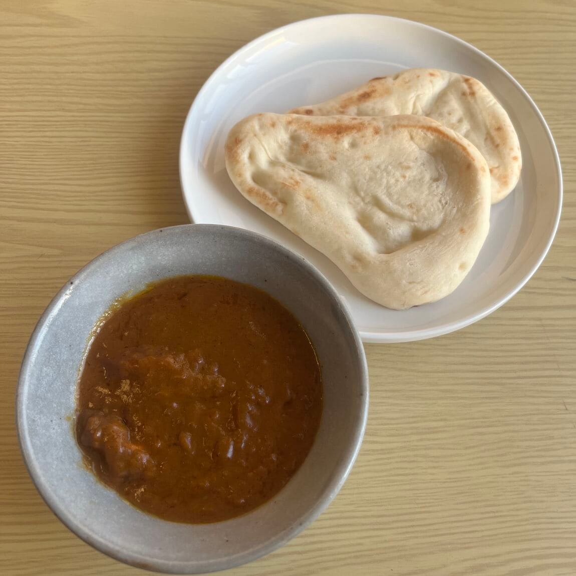 欧風ビーフカレーとナンの画像（盛り付け）