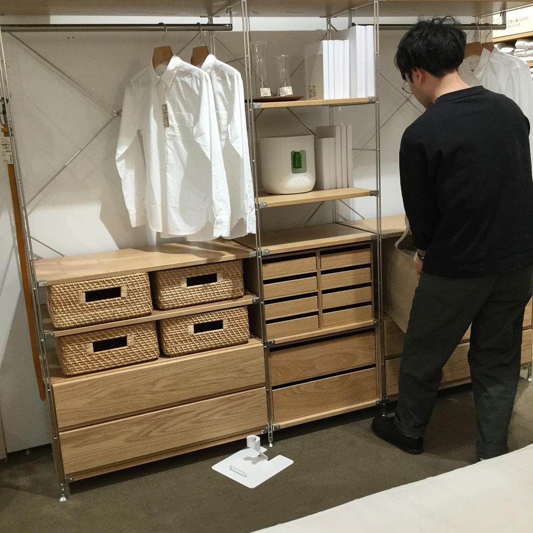 【テラスモール松戸】収納家具からジュートバッグを取り出す写真