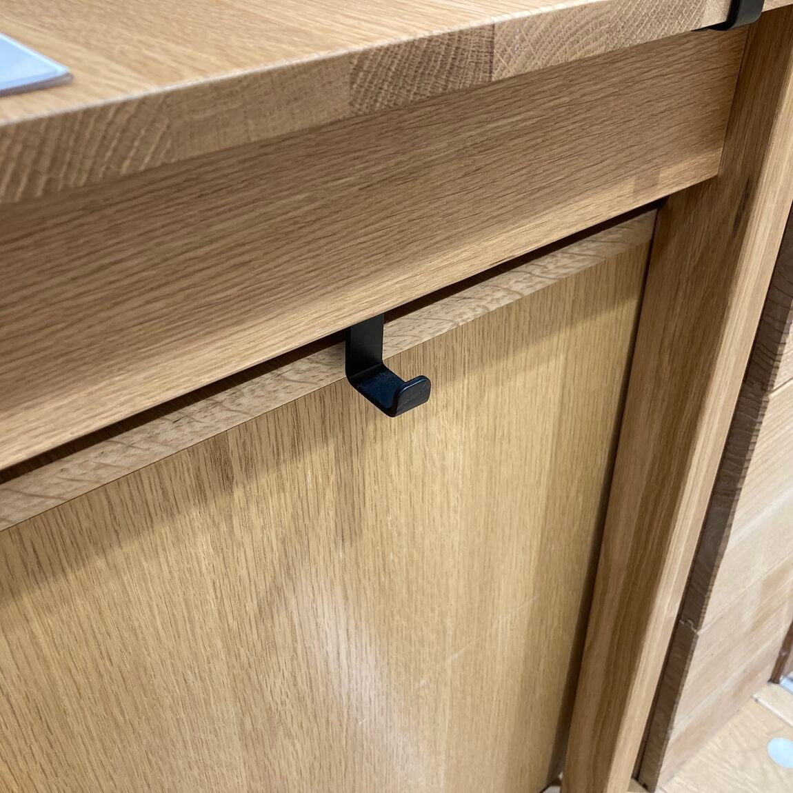 両サイドにあるデスクのフックの写真