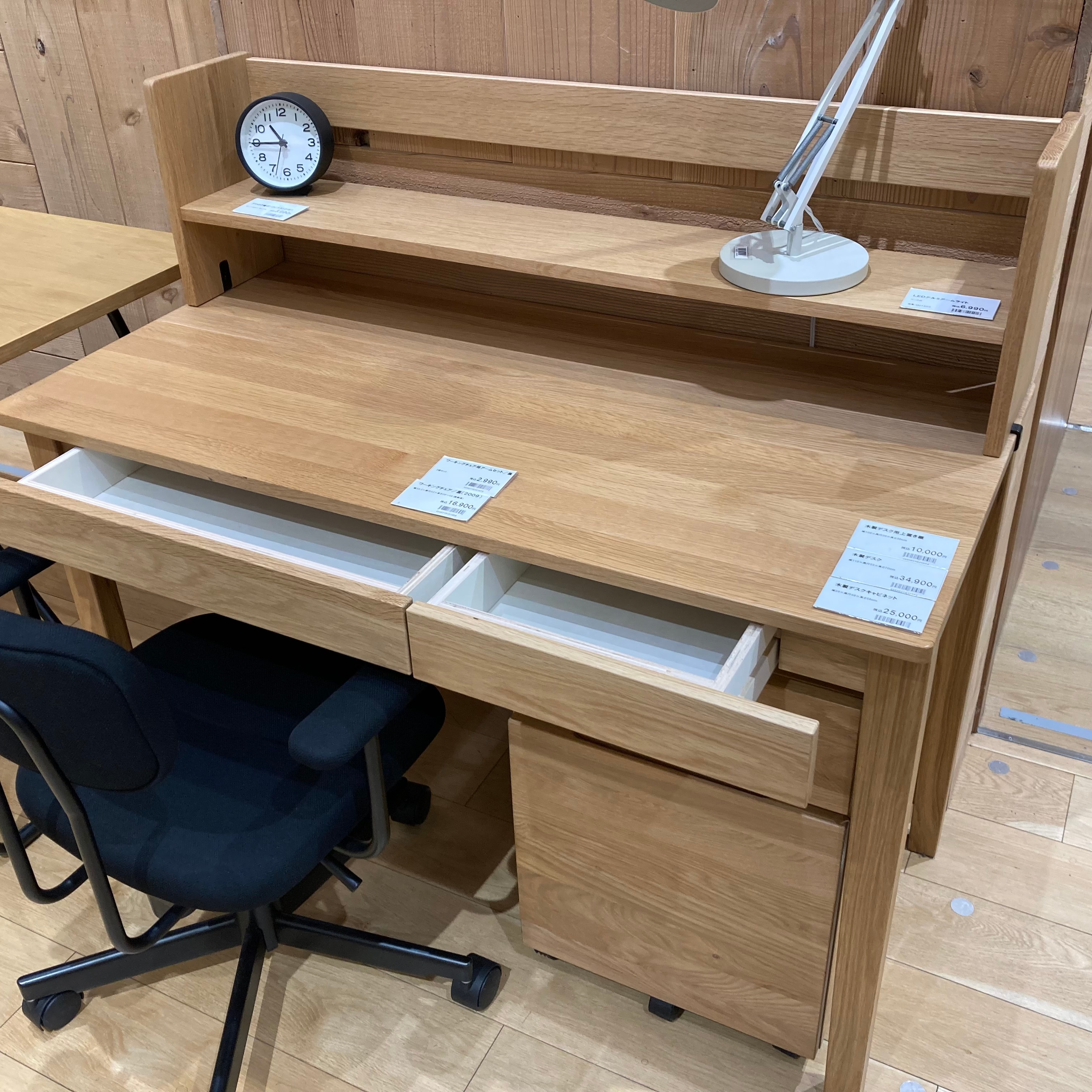 木製デスクの写真