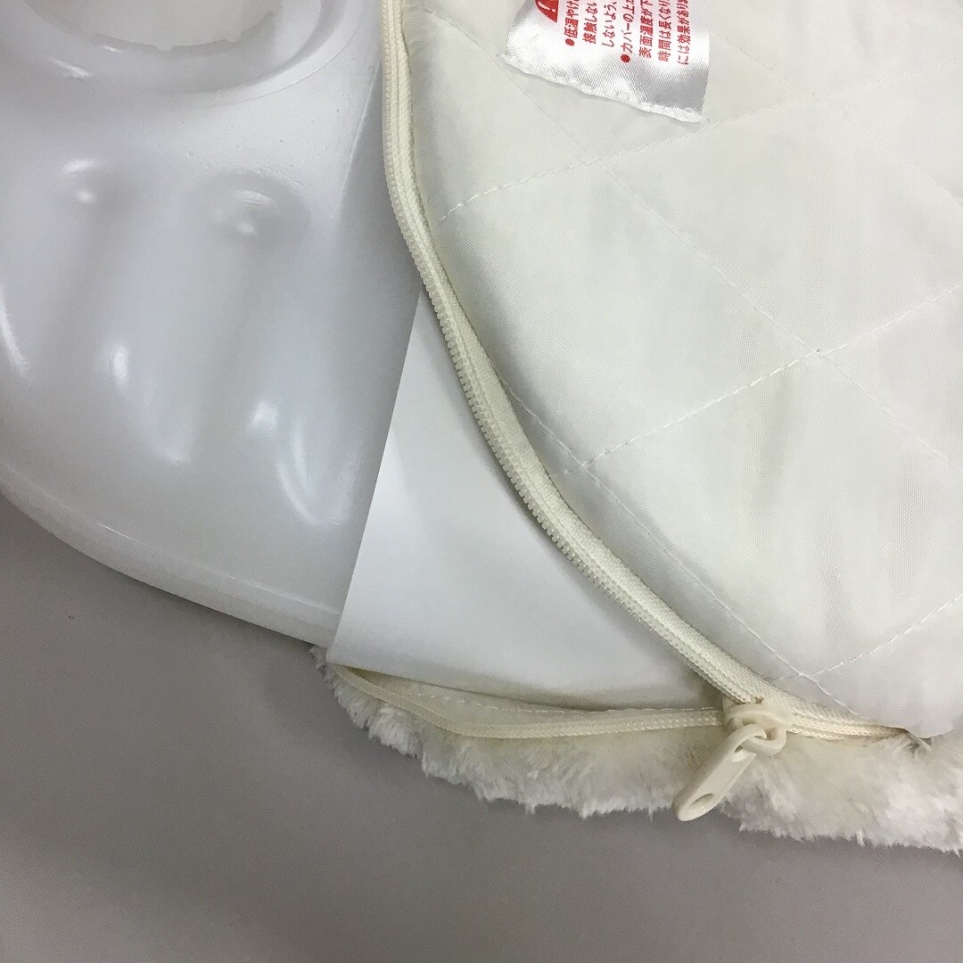カバーはチャックで着脱式