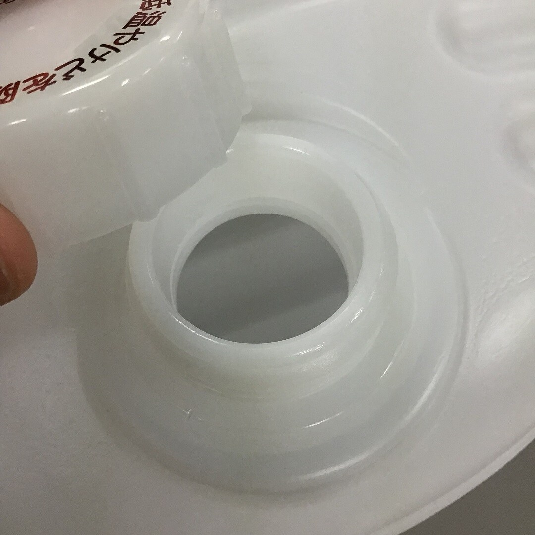 注ぎ口からお湯を入れて使います