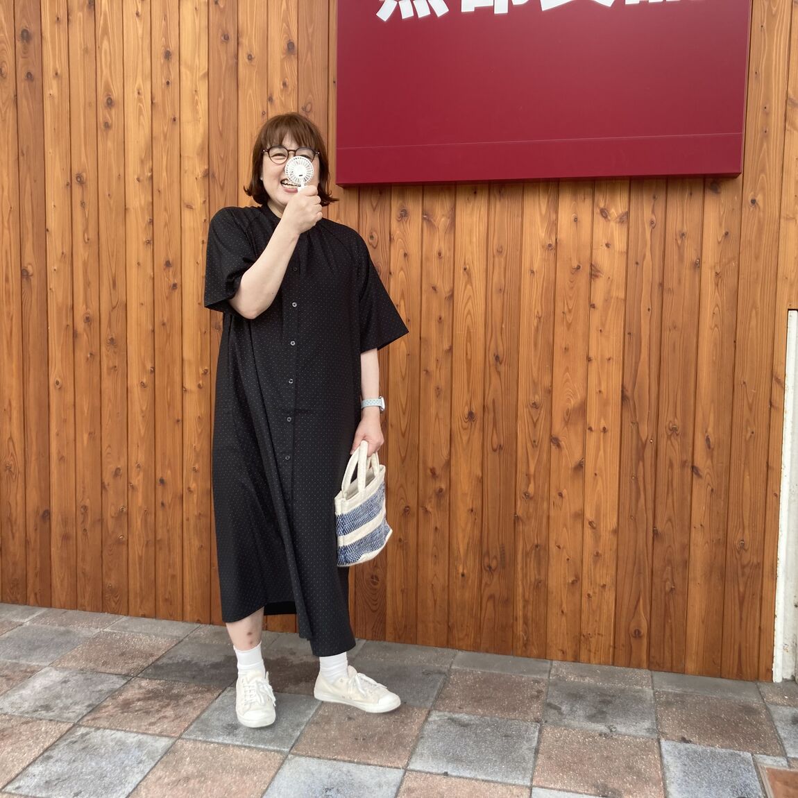 リヨセルワンピースを着たスタッフ
