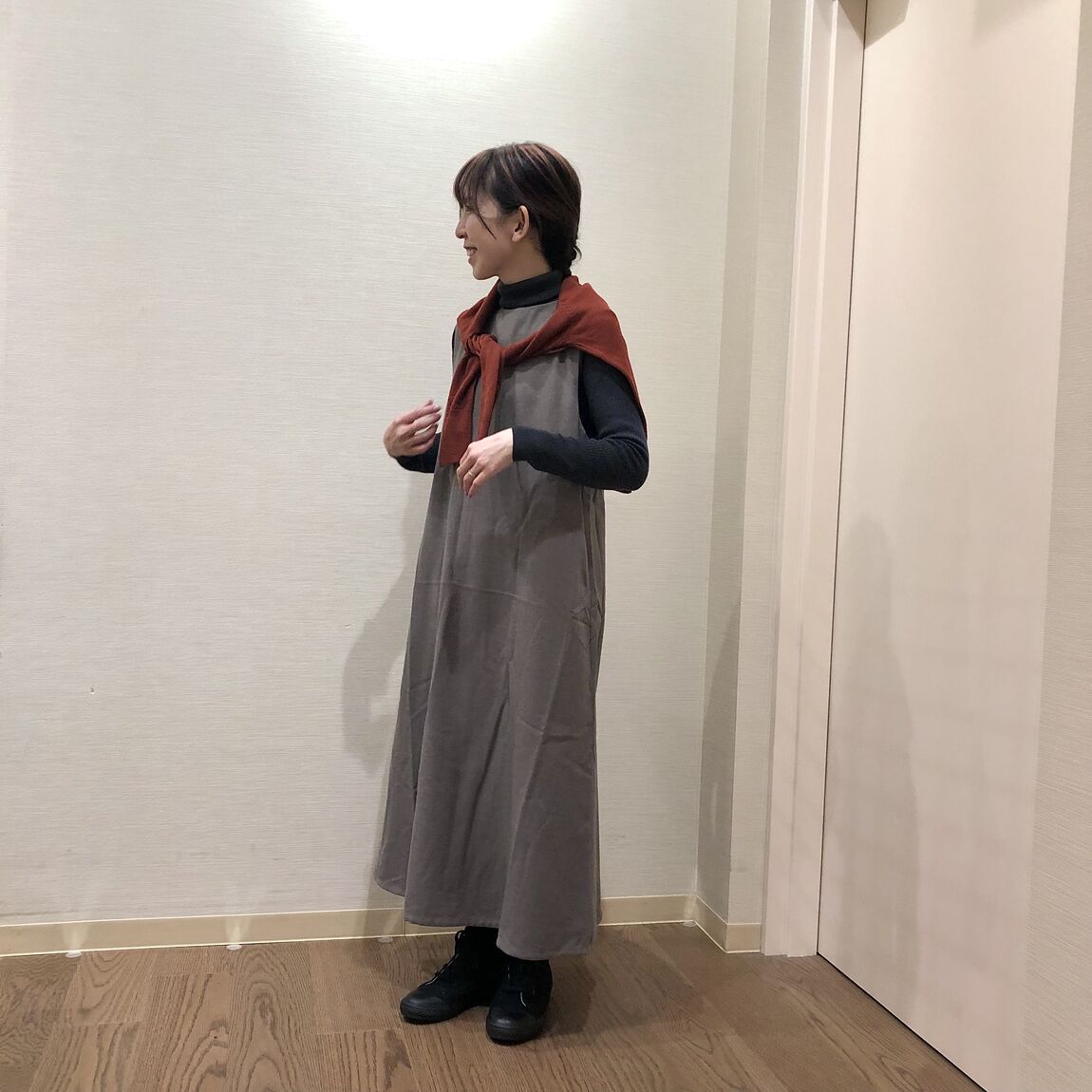 ジャンパースカートを着用した女性