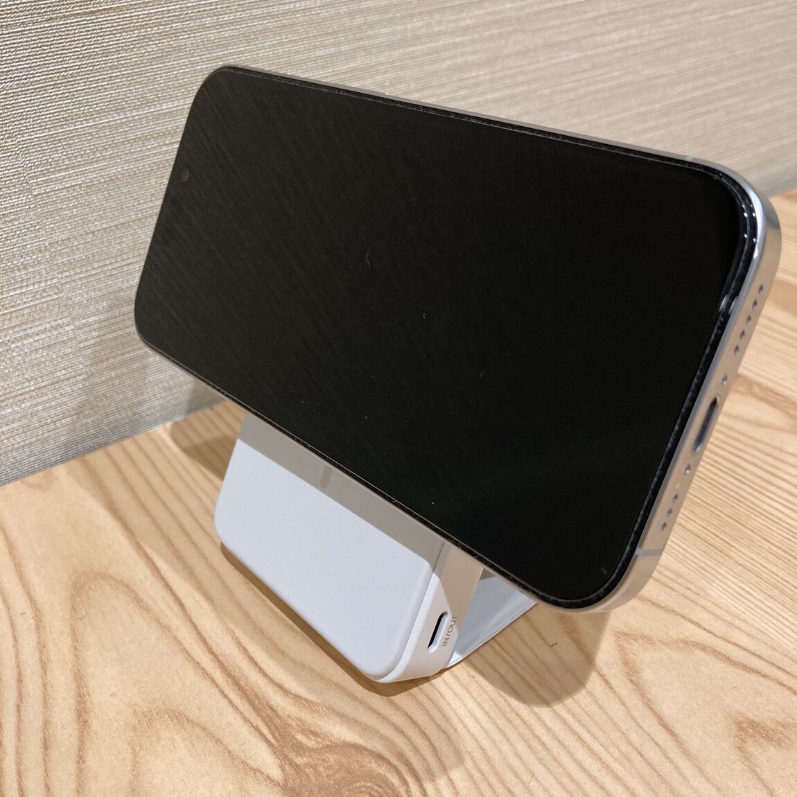 【イオンモール長久手】スマホスタンドにもなるモバイルバッテリー | 新商品_q8hTn0