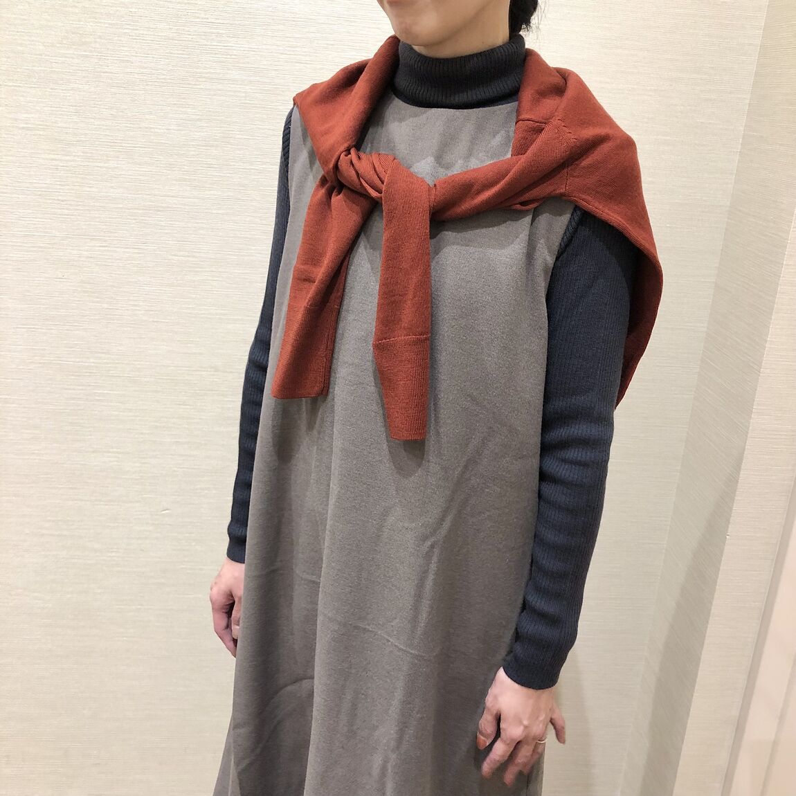 ジャンパースカートを着用した女性