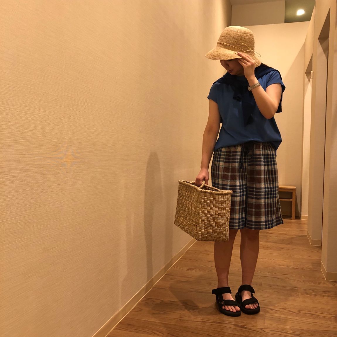 下を向いて笑う女性