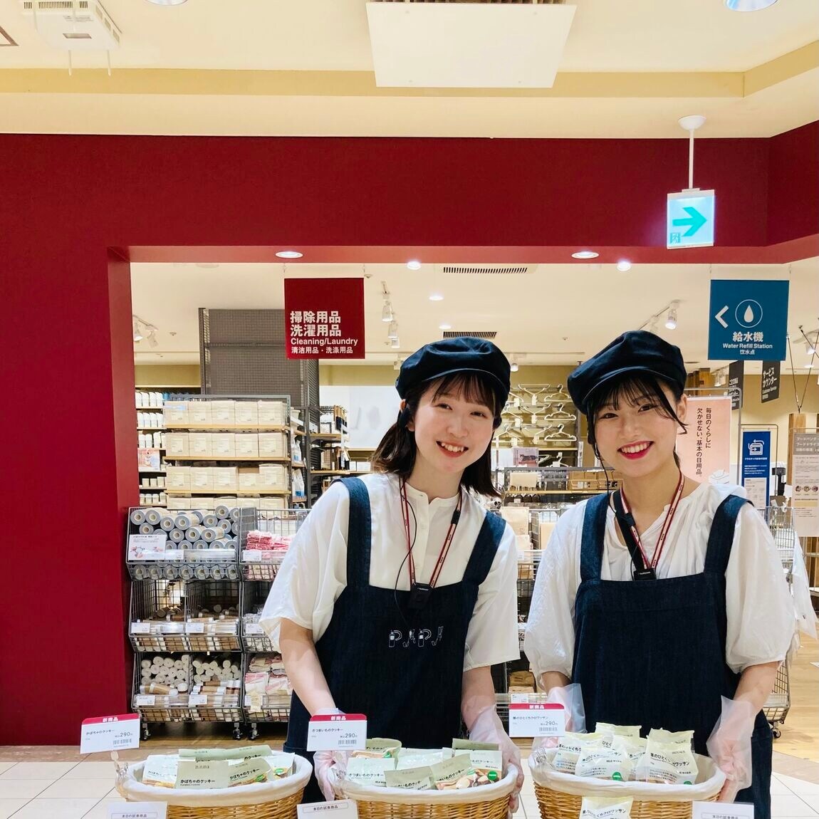 スタッフが試食を提供している様子です。