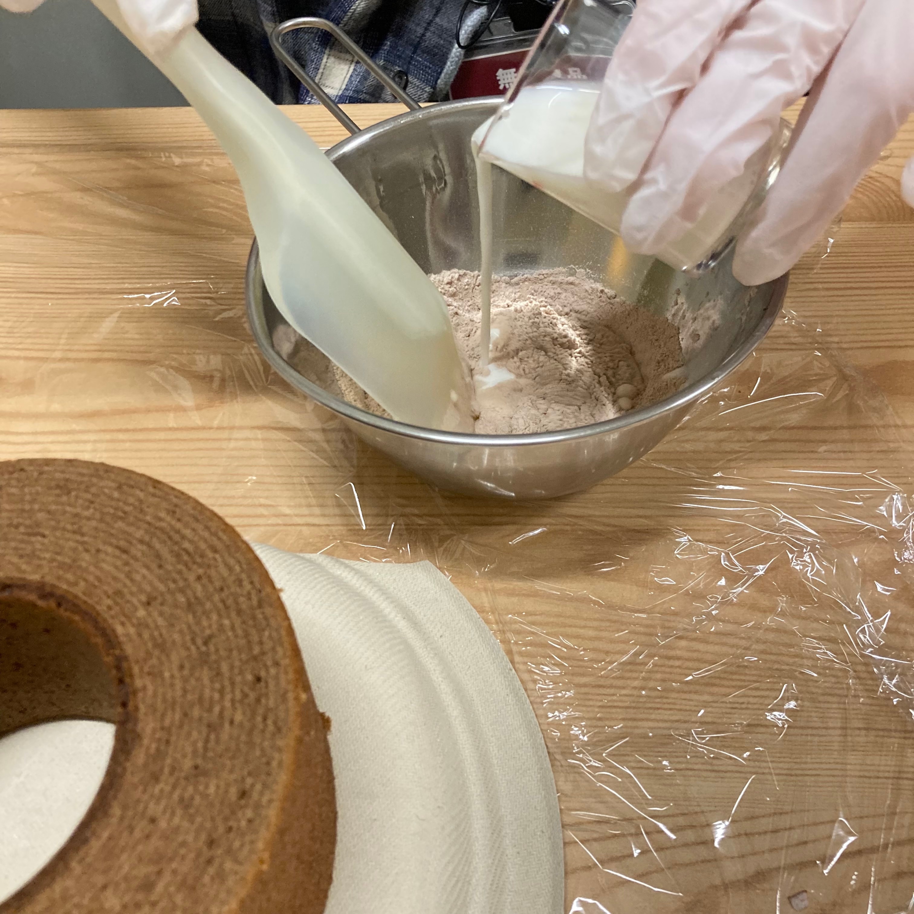 牛乳を入れる様子