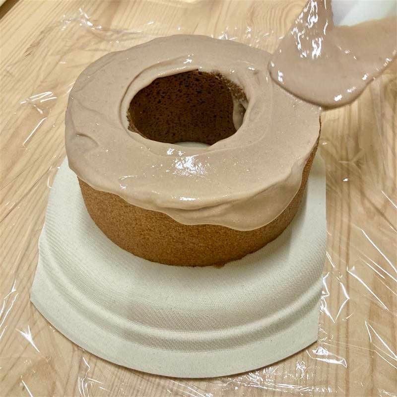 バウムにクリームをかける様子