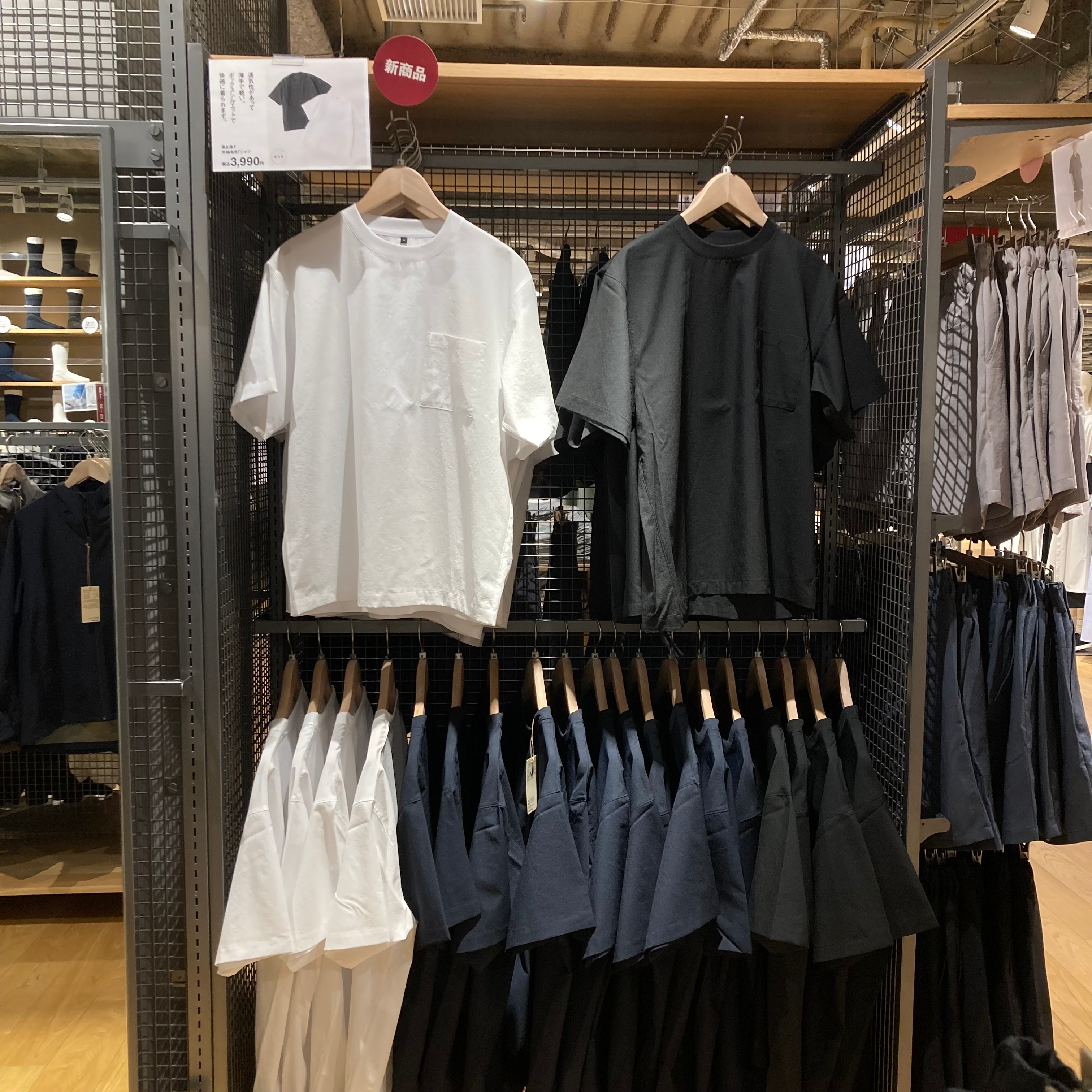 風を通す　半袖布帛Tシャツの売場の写真