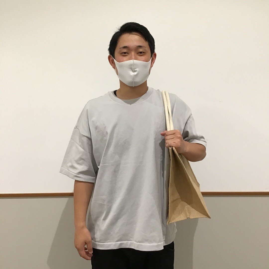 【ザ・モール仙台長町】ニットTシャツを着た人
