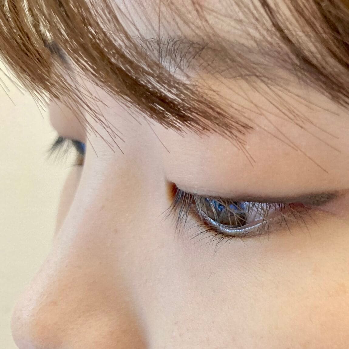 スタッフがアイライナーを入れた様子