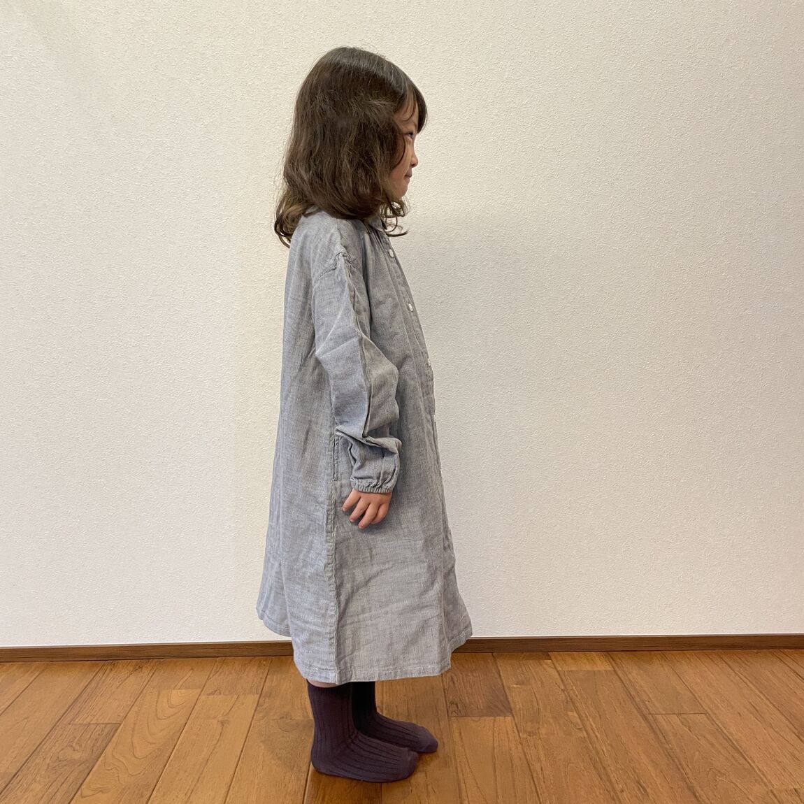 グレーワンピ横向き