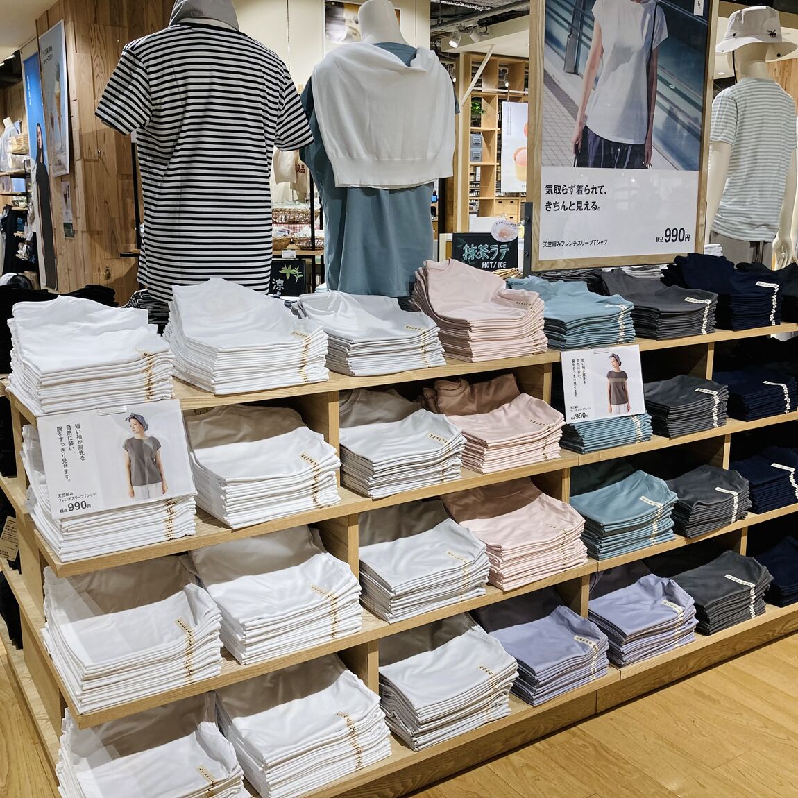 婦人Tシャツ売り場の写真