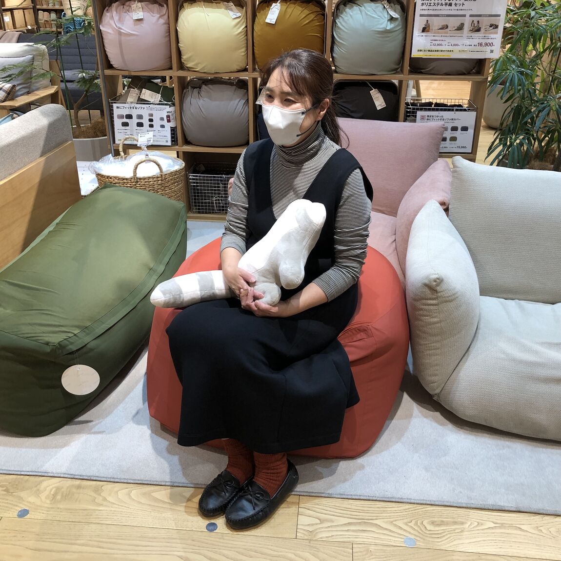 体にフィットするソファに座っているスタッフ