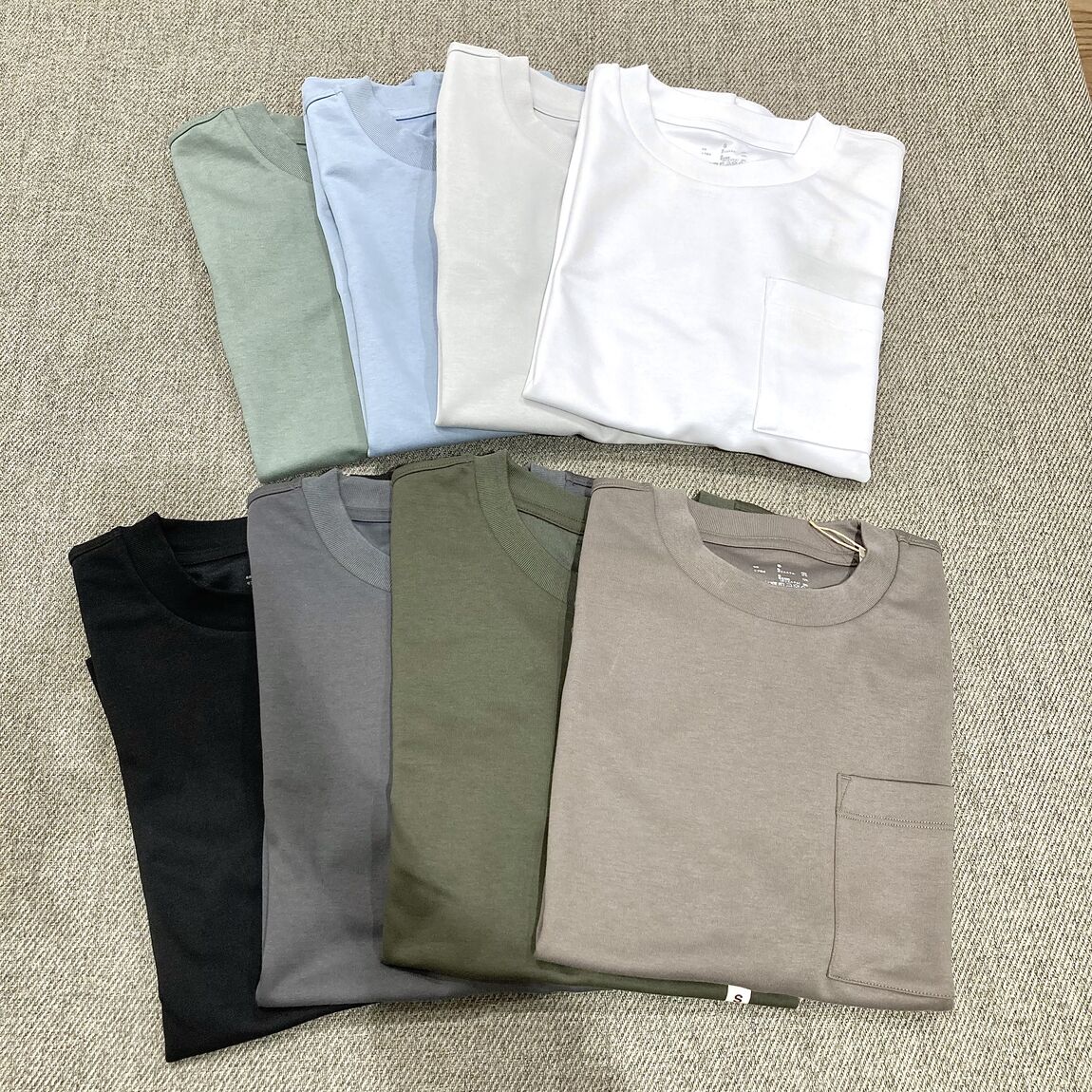 Tシャツがならんでる写真