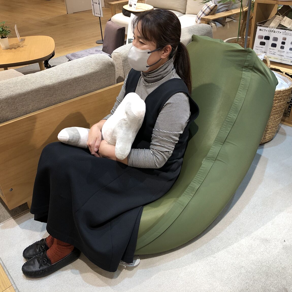 体にフィットするソファ長方形に座っているスタッフ