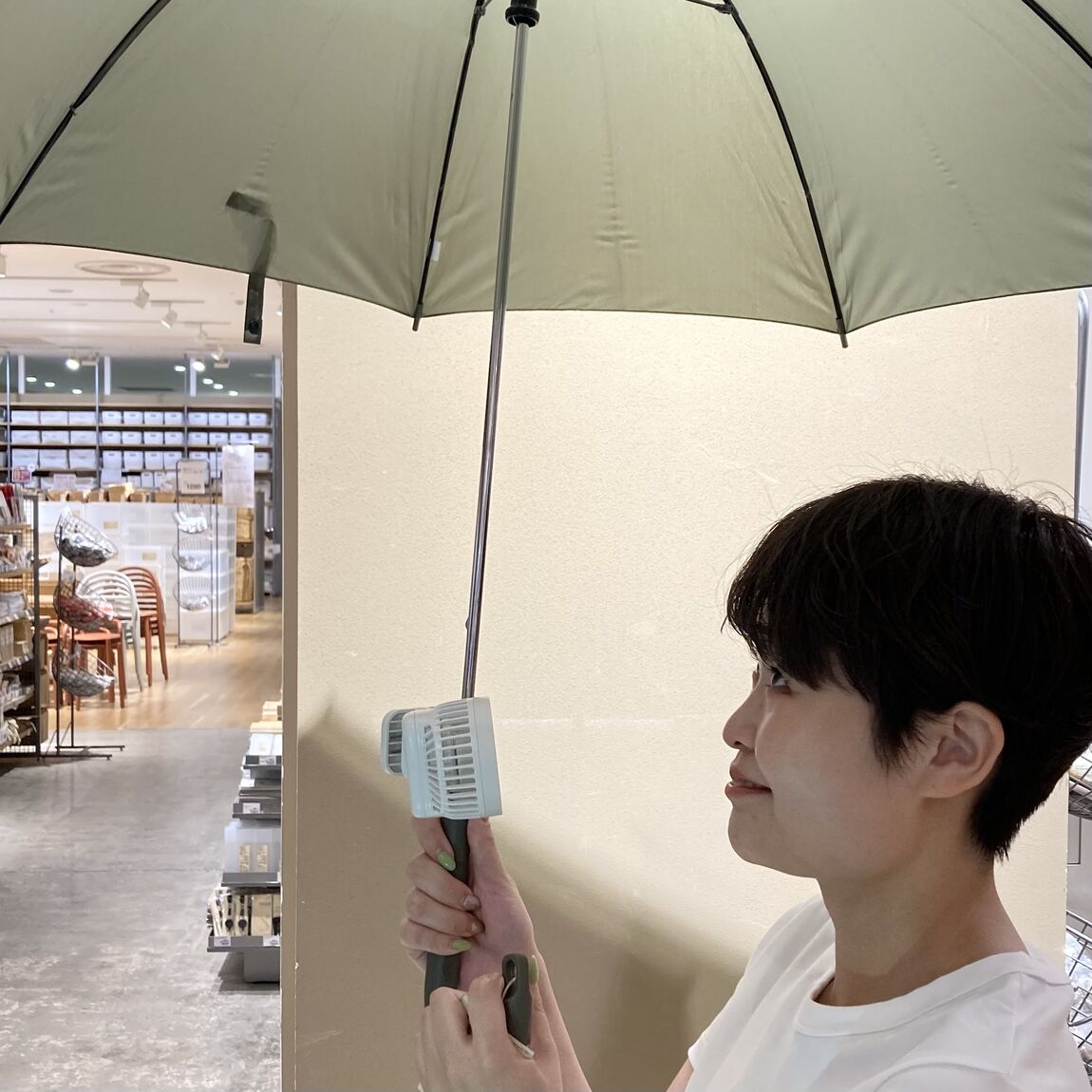 【カラフルタウン岐阜】置いても使える充電式クリップファンミニ