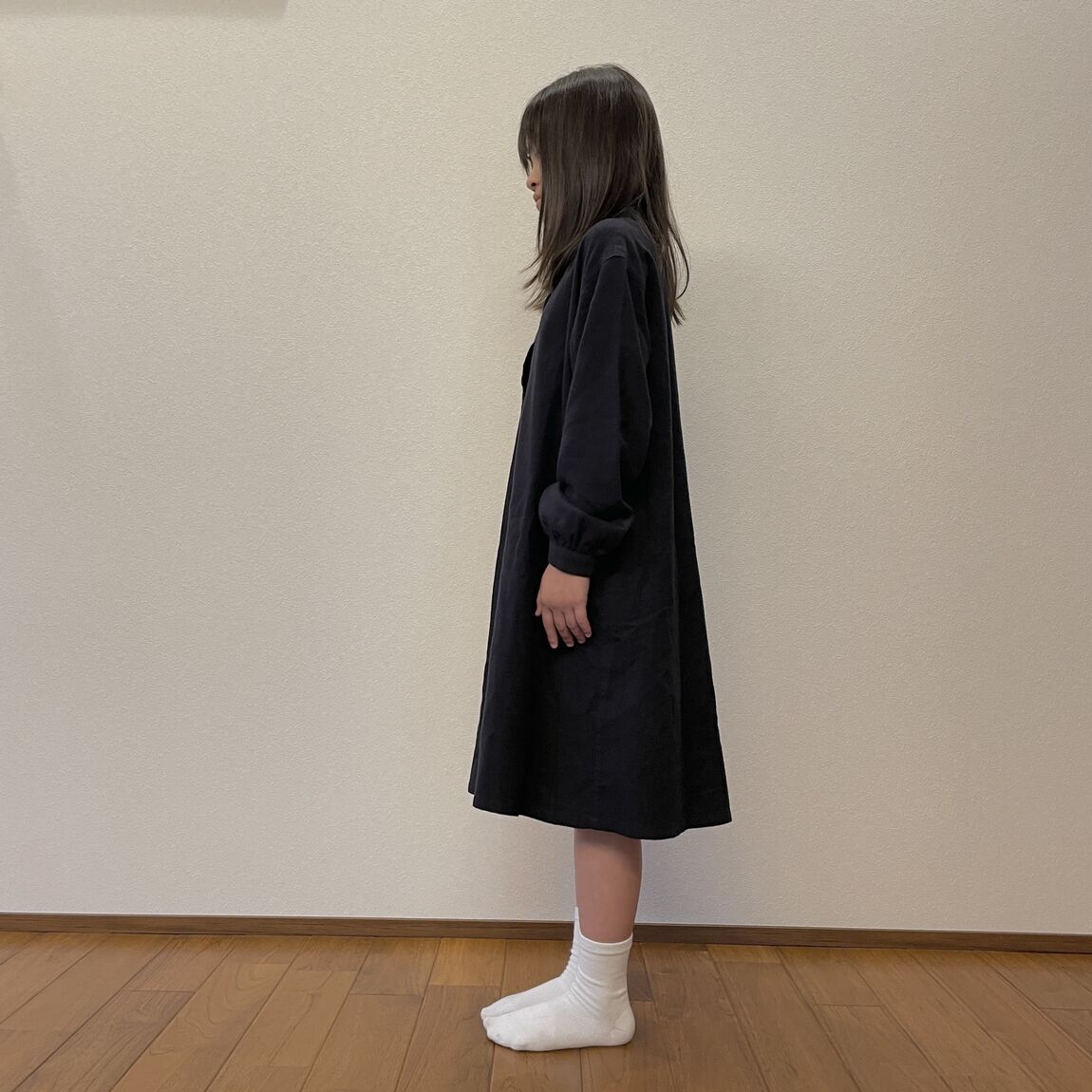 ネイビーワンピ横向き