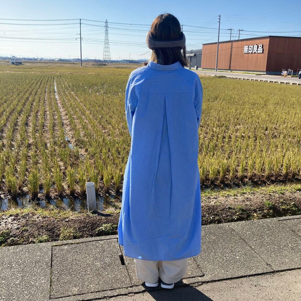 ブロード長袖ワンピース後ろ