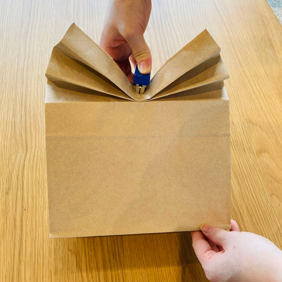 おった部分をホチキスでとめる