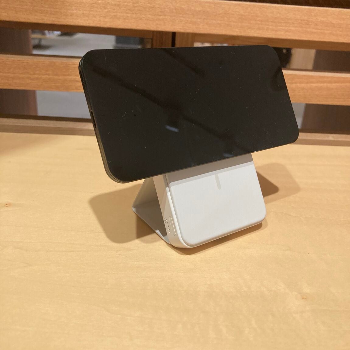 【そごう千葉】持ち歩きに便利なスマホスタンドにもなるモバイルバッテリー_16FnFR
