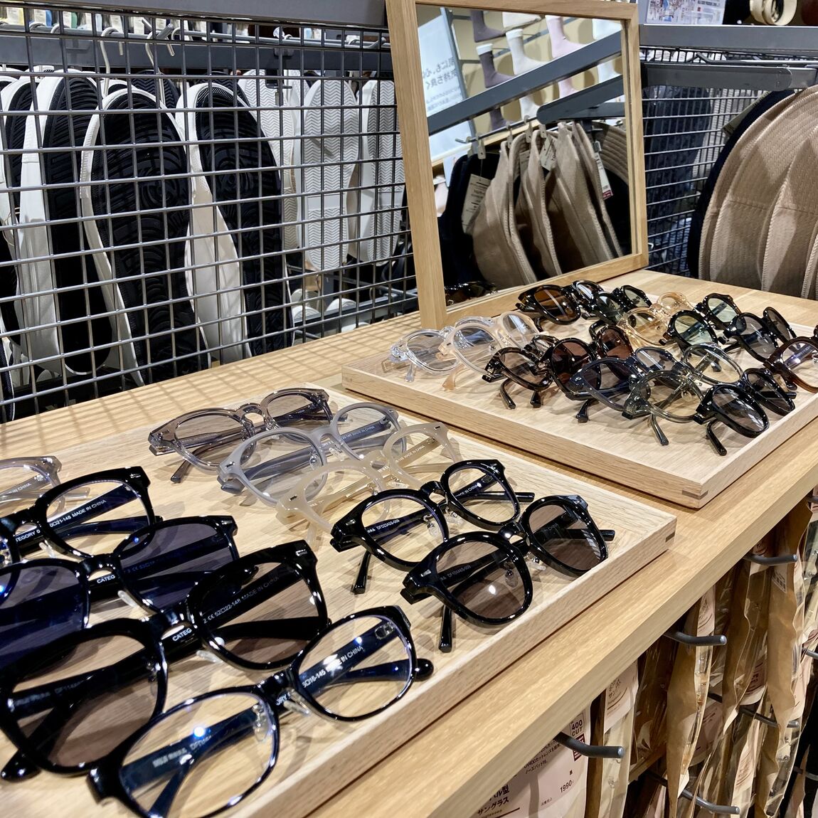 【燕】店内サングラスコーナー
