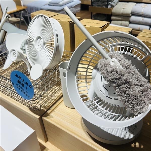 サーキュレーターお手入れしてる写真