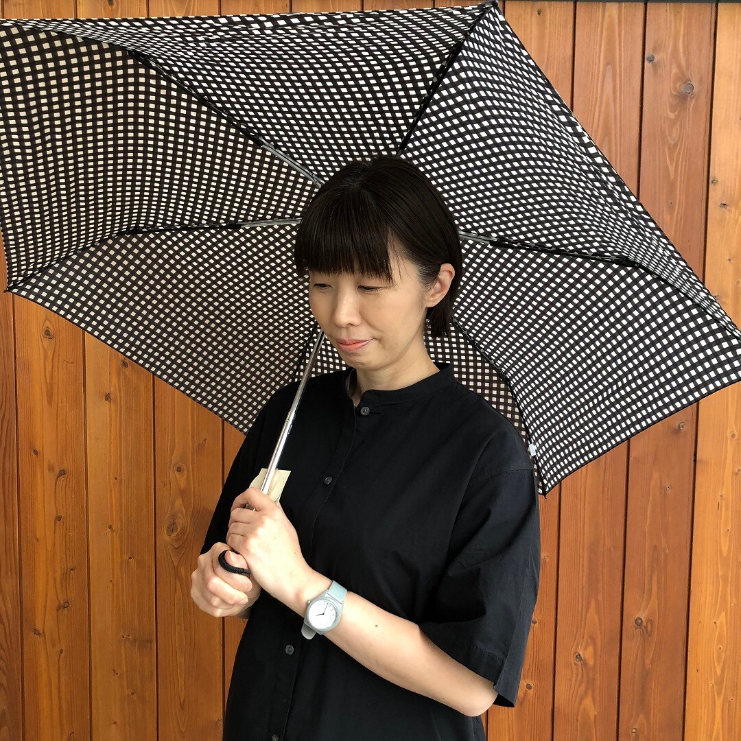 婦人上半身アップ写真