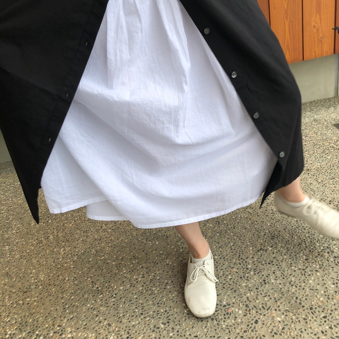 婦人ワンピース裾アップ写真