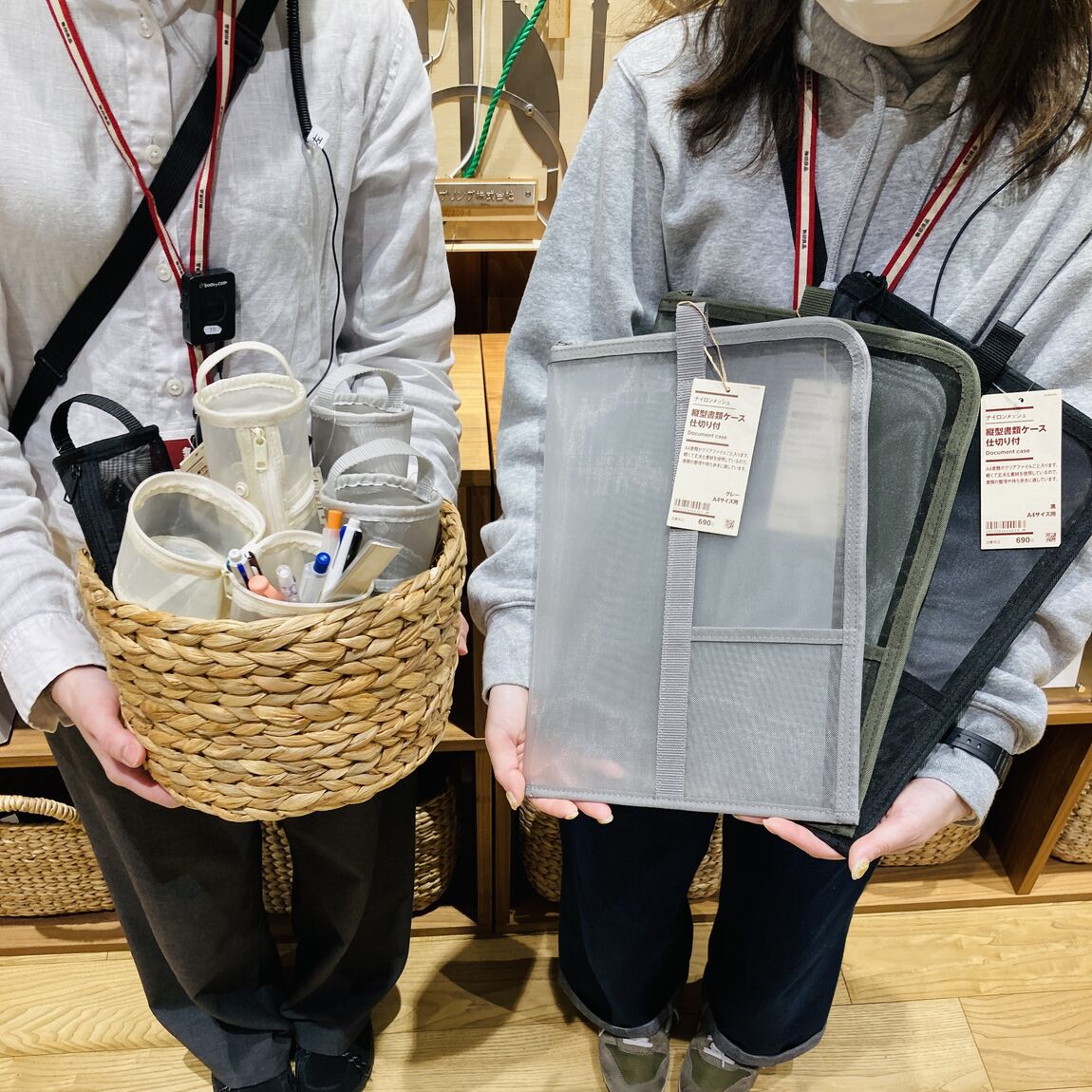 スタッフ2人が文房具を持っている