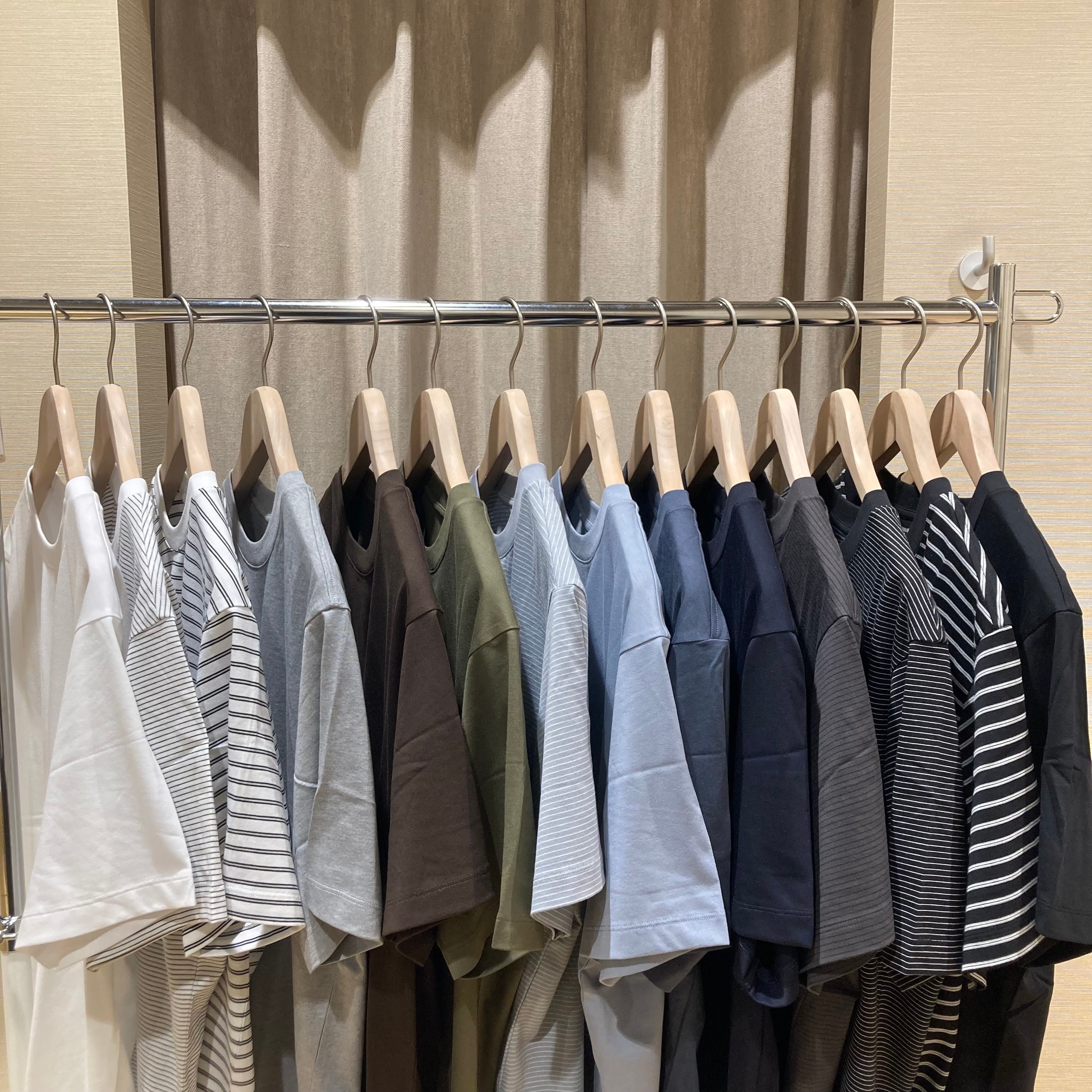 天竺編みTシャツを14色並べた写真