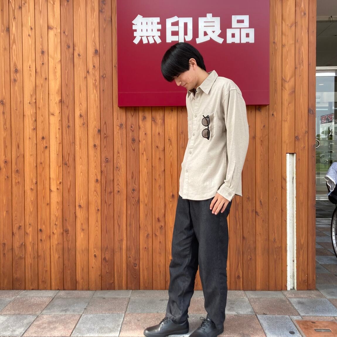 フランネルシャツジャケットを着たスタッフ