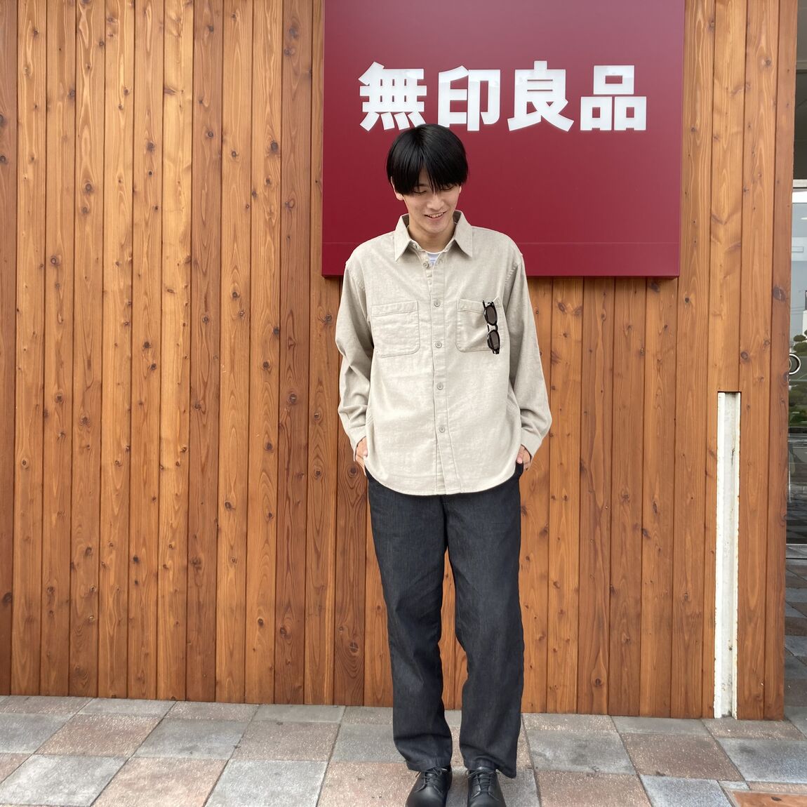 フランネルシャツジャケットを着たスタッフ